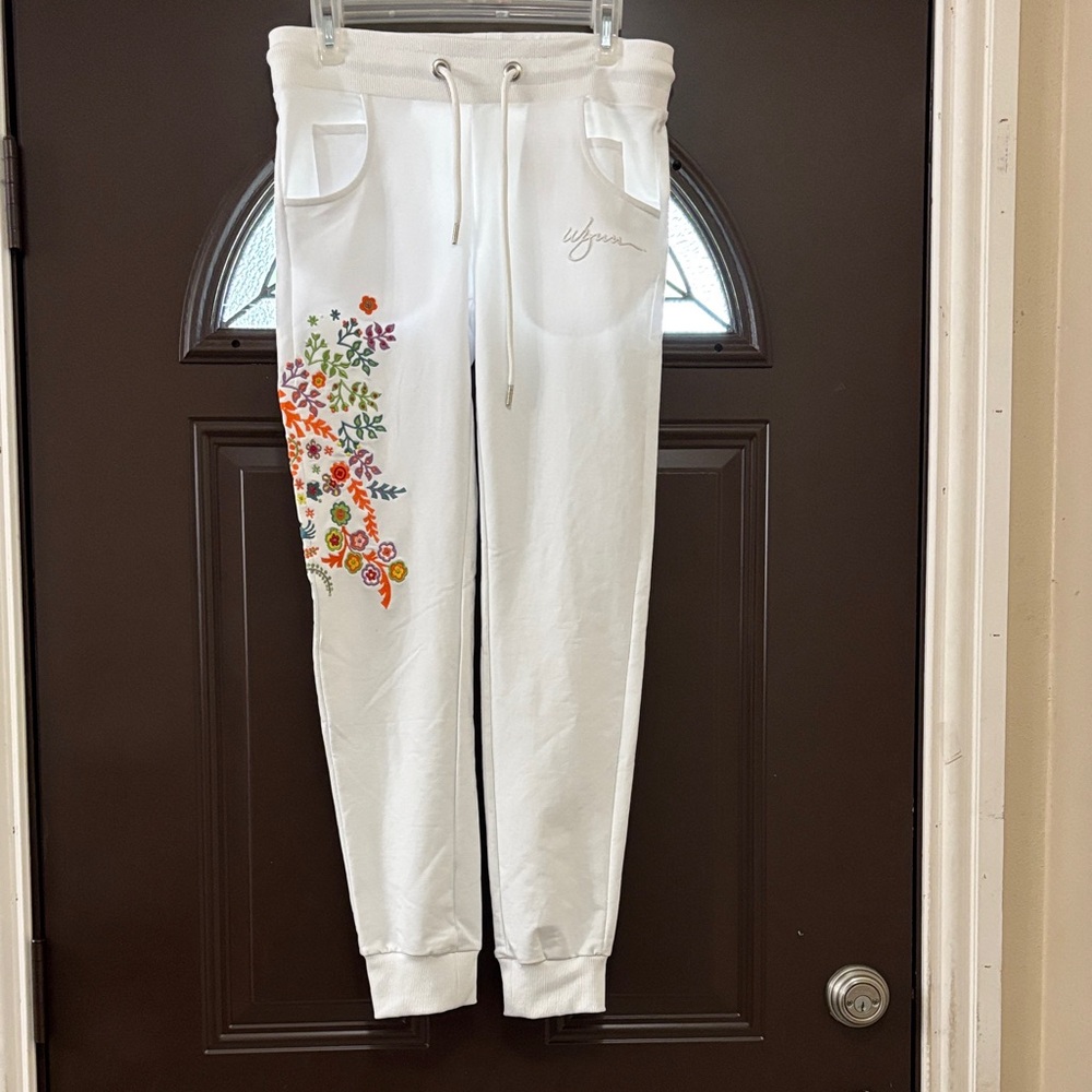 Wynn Elegant White Floral Joggers
Size S
